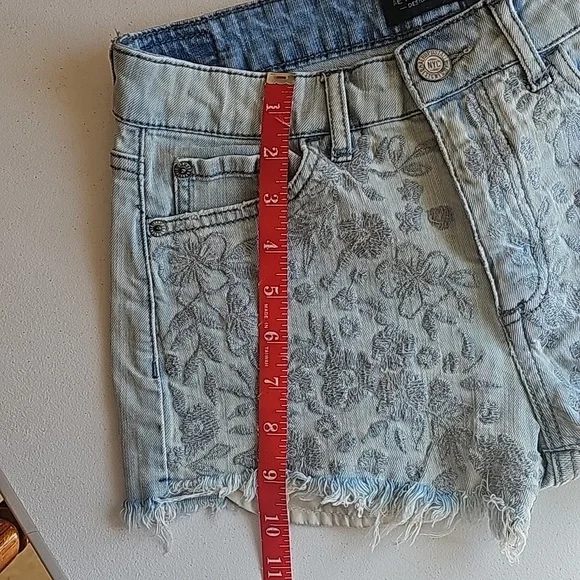 Aeropostale Embroidered Design Denim Shorts - Picture 8 of 8